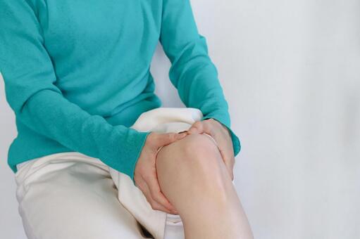 重量物を持つ際は膝を使い腰への負担を逃がす
