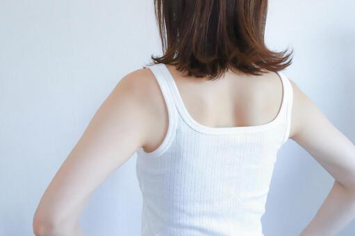 立ち姿勢・歩行時は背すじを意識する