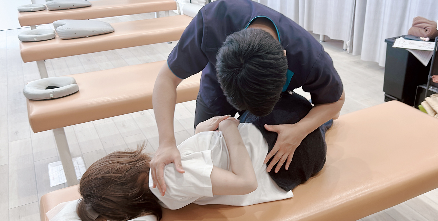 全身のバランスを整える施術の様子