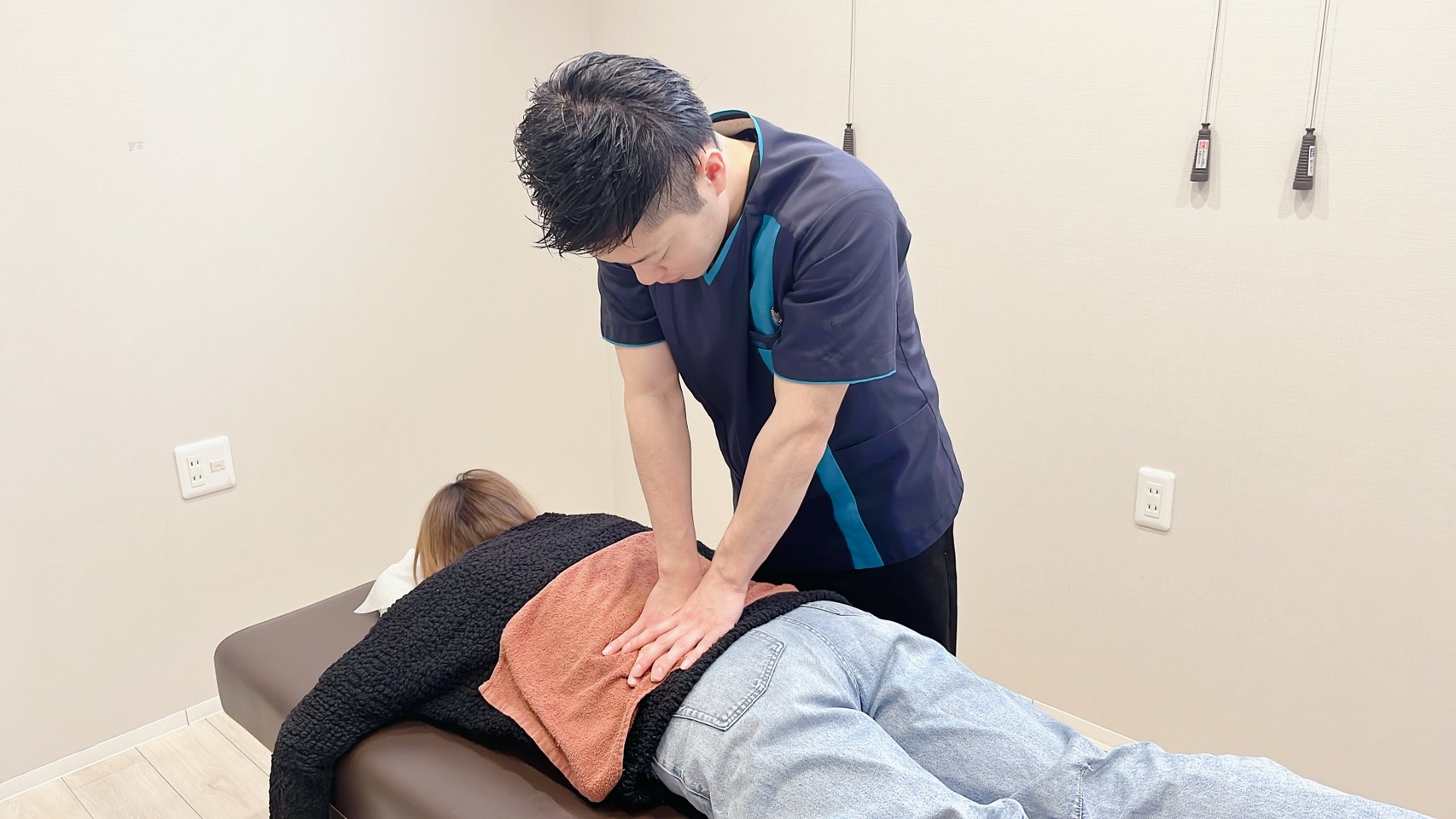 腰痛施術の様子